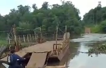 Pobladores de Los Cedrales claman por un puente mientras arriesgan sus vidas en una balsa