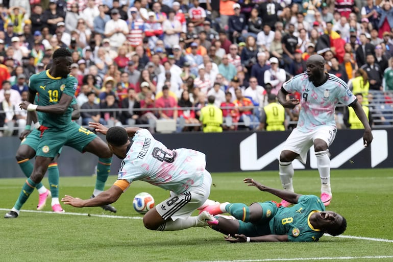 Lamine Camara de Senegal (#8) cometió la infracción en el área sobre Youri Tielemans (#8) de Bélgica y el hondureño Said Martínez, asistido por el VAR, pitó la pena máxima.