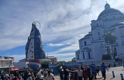 Los fieles que se acercan a la basílica también aprovechan para admirar la escultura de la Virgen, ubicada en la plaza Teniente Fariña.