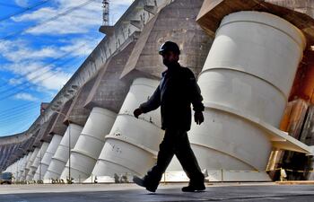 Parte  de un tramo de la represa hidroeléctrica Itaipú. Los cilindros blancos son los tubos que vierten el agua acumulada en el embalse sobre las turbinas.