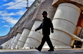 Parte de un tramo de la represa hidroeléctrica Itaipú. Los cilindros blancos son los tubos que vierten el agua acumulada en el embalse sobre las turbinas.