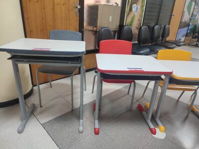 Diputado lleva pupitres paraguayos al Congreso para cuestionar adjudicación a empresa china