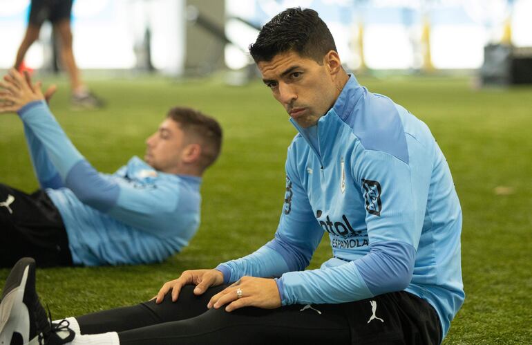 AME9278. MONTEVIDEO (URUGUAY), 11/10/2021.- Fotografía cedida por la Asociación Uruguaya de Fútbol que muestra al jugador uruguayo Luis Suárez mientras entrena en el Complejo Celeste, a las afueras de Montevideo (Uruguay). 