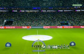 Los jugadores de Palmeiras posan para entonar el himno nacional brasilero, ante la ausencia de los futbolistas de Santos, en la ceremonia previa.