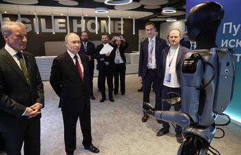 El presidente ruso, Vladimir Putin,junto al CEO de la compañía Sberbank, German Gref (i), en una exhibición sobre inteligencia artificial, en Moscú.
