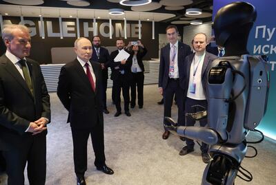 El presidente ruso, Vladimir Putin,junto al CEO de la compañía Sberbank, German Gref (i), en una exhibición sobre inteligencia artificial, en Moscú.