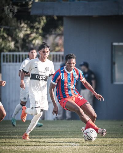 El azulgrana Dramane Diarra ante la marca de Octavio Espínola