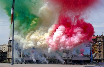 Integrantes de las Fuerzas Armadas de México realizan una exhibición durante la conmemoración del 216 Aniversario de la Independencia de México este miércoles, en el Zócalo de Ciudad de México (México)