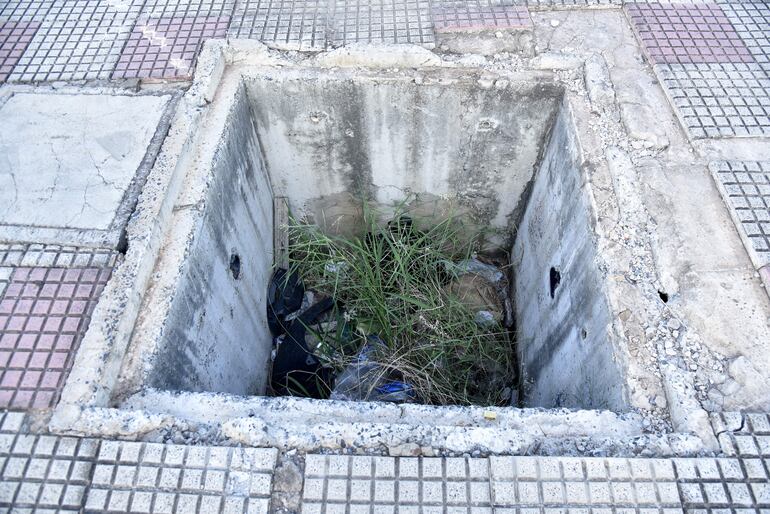 El pozo, abierto en el medio de la vereda, tiene 1,20 metros de ancho, una tercera parte del total del ancho de la vereda.