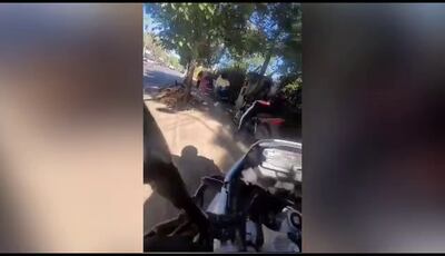 Momento de la persecución en la que la motociclista subió a la vereda, donde había peatones.