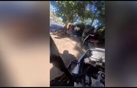 Momento de la persecución en la que la motociclista subió a la vereda, donde había peatones.