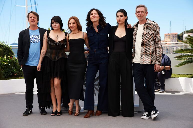 Benoit Roland, Mariangel Villegas, Marina de Tavira, la directora Valentina Maurel, Daniela Marin Navarro y Gregoire Debailly en la presentación de la película "Siempre soy tu animal materno".