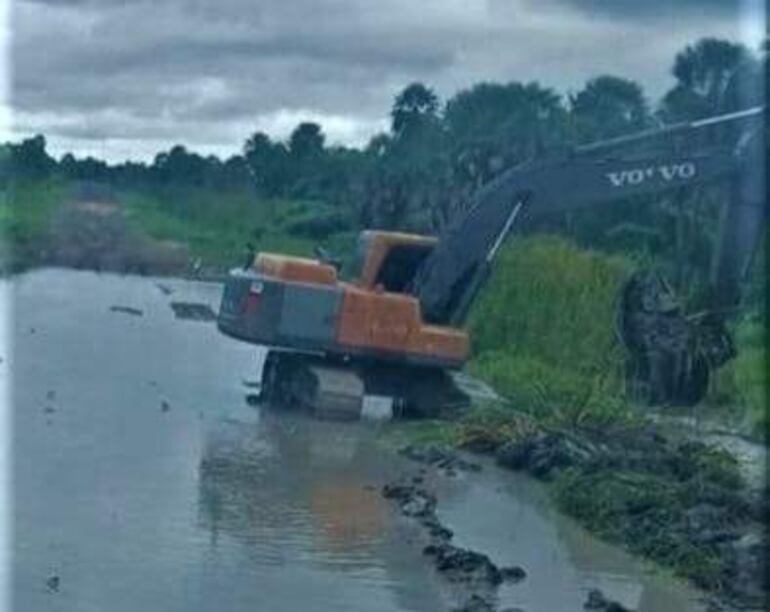 Excavadora en pleno trabajo para rehabilitar el camino en Alto Paraguay