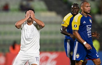 El delantero de Libertad, Gustavo Aguilar, reacciona durante el partido de fútbol de la fase de grupos de la Copa Libertadores entre la Universidad Central de Venezuela y el Libertad de Paraguay, en el estadio Olímpico de la UCV en Caracas.