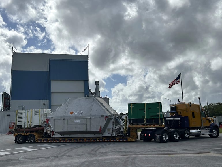 Fotografía cedida por la NASA que muestra la llegada de la nave espacial Orion de la misión Artemis II a la Instalación de Procesamiento de Múltiples Cargas Útiles este martes, en el Centro Espacial Kennedy, en Florida (EE.UU.). 