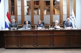 Sesión ordinaria del Jurado de Enjuiciamiento de Magistrados (JEM), en la que participaron en forma presencial, de izquierda a derecha: el senador Mario Varela, el ministro de la Corte Manuel Ramírez, la titular del órgano Alicia Pucheta, el ministro de la Corte César Garay, y el consejero Enrique Berni.