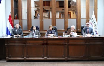 Sesión ordinaria del Jurado de Enjuiciamiento de Magistrados (JEM), en la que participaron en forma presencial, de izquierda a derecha: el senador Mario Varela, el ministro de la Corte Manuel Ramírez, la titular del órgano Alicia Pucheta, el ministro de la Corte César Garay, y el consejero Enrique Berni.