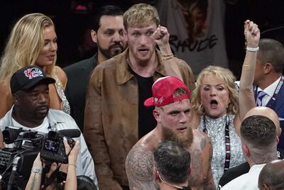 Con el puño en alto Pam Stepnick, la madre de Paul Jake.