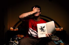 David Marcelo Soley exhibe un ejemplar de su novela "El castillo de Sophia"