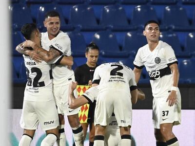 Los jugadores de Olimpia celebra un gol en el partido frente a Sportivo Luqueño por la fecha 19 del torneo Apertura 2024 del fútbol paraguayo en el estadio Defensores del Chaco, en Asunción.
