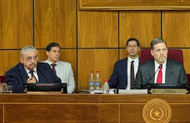 Isaias Fretes, titular del IPS y el senador Natalicio Chase (ANR, HC) en la reunión de comisiones legislativas el martes último en la Cámara Alta. Foto: Prensa Senado.