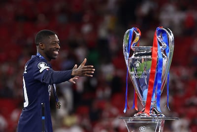 Ousmane Dembele del PSG quiere abrazar la copa.