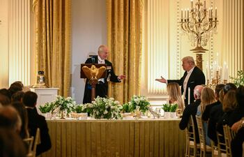 El rey británico Carlos III obsequió al presidente de Estados Unidos, Donald Trump, una campana de oro hecho con partes del submarino de la Segunda Guerra Mundial. Lleva la inscripción de "Trump 1944".