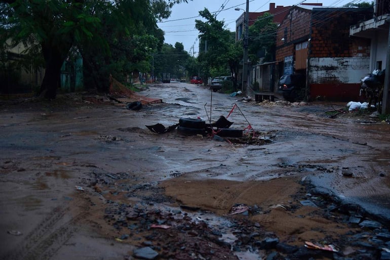 Zanjas abiertas en Epifanio Méndez Fleitas y Jow Von Sastrow.