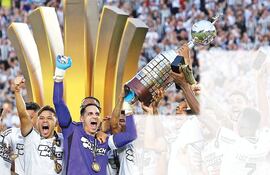 Los futbolistas paraguayos Óscar David Romero (32 años) y Roberto Junior Fernández (36 años), campeones de la Copa Libertadores 2024.