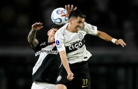 El defensa uruguayo del Vasco da Gama, Alan Saldivia (izq.), y el delantero del Olimpia, Romeo Benítez saltan para cabecear el balón durante el partido de ida de los octavos de final de la Copa Sudamericana.