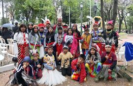 Fotografía de archivo de una de las primeras ediciones del encuentro de niños indígenas en la Plaza Uruguaya.