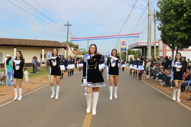 Con impecable presentación y mucha elegancia, las chiroleras dieron brillo especial al desfile.
