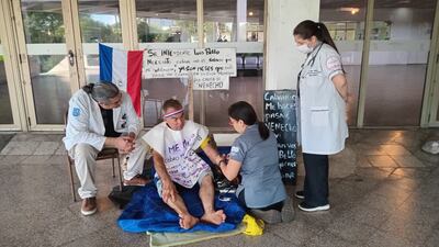 Jubilado municipal en huelga de hambre ante falta de pago de salario.