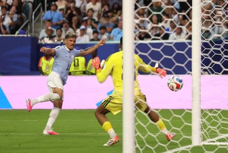 El disparo de Maxi Araújo se filtra por el palo del portero árabe, para la paridad uruguaya 1-1, en las postrimerías del encuentro.
@Lars Baron