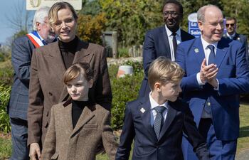 El príncipe Alberto II de Mónaco y su esposa Charlene Wittstock con sus hijos Jacques y Gabriella durante una visita a Matignon, Bretaña, en el noroeste de Francia.
(Fred TANNEAU / AFP)