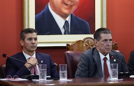 El presidente Santiago Peña (izq.), y el titular de la Asociación Nacional Republicana, Horacio Cartes, ayer en la sede de la Junta de Gobierno. EFE/ Juan Pablo Pino.