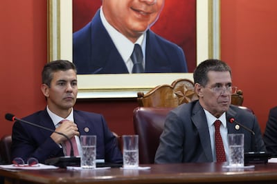 El presidente Santiago Peña (izq.), y el titular de la Asociación Nacional Republicana, Horacio Cartes, ayer en la sede de la Junta de Gobierno. EFE/ Juan Pablo Pino.