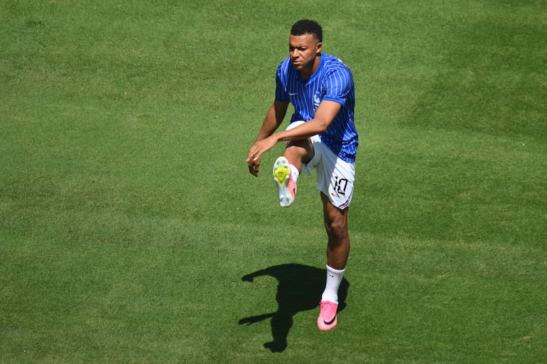 El delantero de Francia, Kylian Mbappé, calienta antes del partido de fútbol del Grupo I de la Copa del Mundo 2026 entre Francia y Senegal en el New York/New Jersey Stadium en East Rutherford.