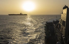 Fotografía tomada de la cuenta oficial en X del Comando Central de Estados Unidos @CENTCOM donde se muestra el buque USS Abraham Lincoln (CVN 72) transitando por el mar Arábigo.