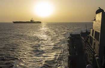 Fotografía tomada de la cuenta oficial en X del Comando Central de Estados Unidos @CENTCOM donde se muestra el buque USS Abraham Lincoln (CVN 72) transitando por el mar Arábigo.