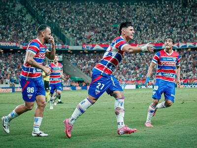 El paraguayo Adam Bareiro, futbolista de Fortaleza, celebra un gol en el partido frente a Ceará por la fecha 32 del Brasileirão en el estadio Arena Castelão, en Fortaleza, Brasil.