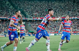 El paraguayo Adam Bareiro, futbolista de Fortaleza, celebra un gol en el partido frente a Ceará por la fecha 32 del Brasileirão en el estadio Arena Castelão, en Fortaleza, Brasil.