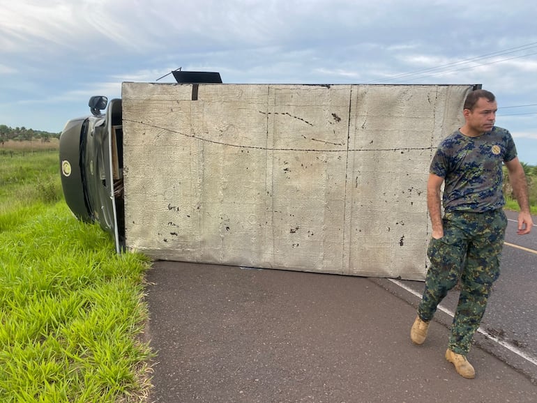 Dos militares salieron ilesos tras el vuelco de un camión en la ruta PY03 esta mañana.