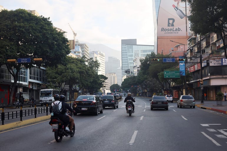 Fotografía de tránsito vehicular por una calle este lunes, en Caracas (Venezuela). EFE/ Miguel Gutiérrez
