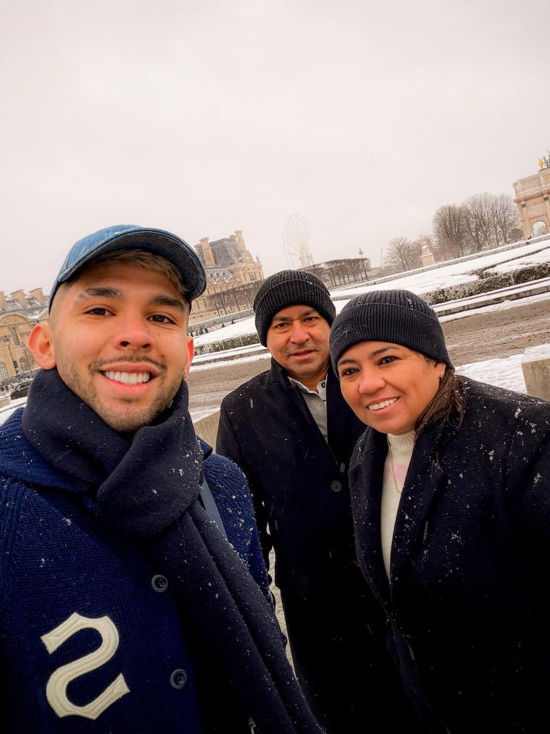 Julio Enciso y sus padres Luis Enciso y Angelina Espínola disfrutando del frío en París. (Instagram/Julio Enciso)