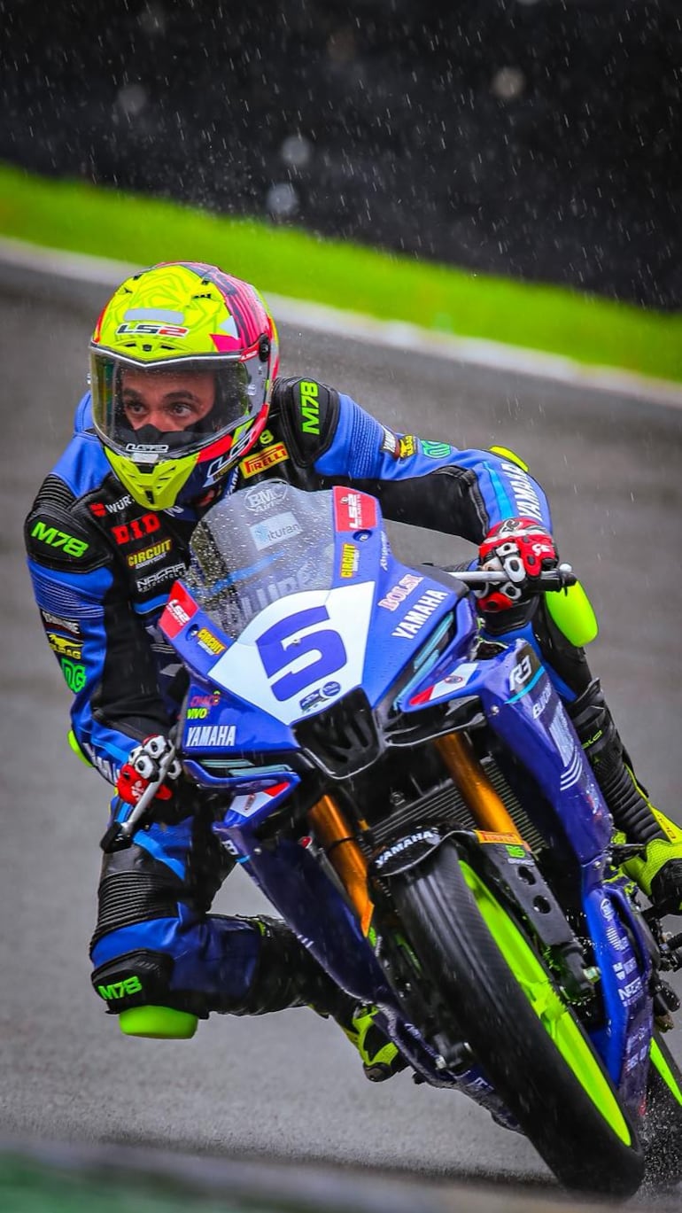 Fabrizio Almirón realiza una maniobra durante las pruebas libres de hoy en Yamaha bLU cRU.