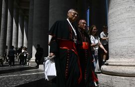 El cardenal chino Stephen Chow Sau-Yan (i) y el cardenal de Singapur, William Seng Chye Goh.