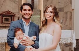 Daisy Lezcano y su esposo Hernán Bogarín posan felices con el nuevo cristiano Mauricio Jesús.