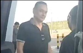 Walter Ramón Acosta abofetea a funcionaria de INTN.