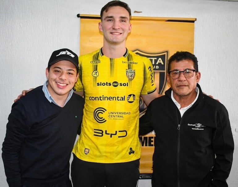 Paul Charpentier, en medio de los Montanía, Matías (izquierda) y José, durante la presentación del centrotacante argentino en Recoleta FC.